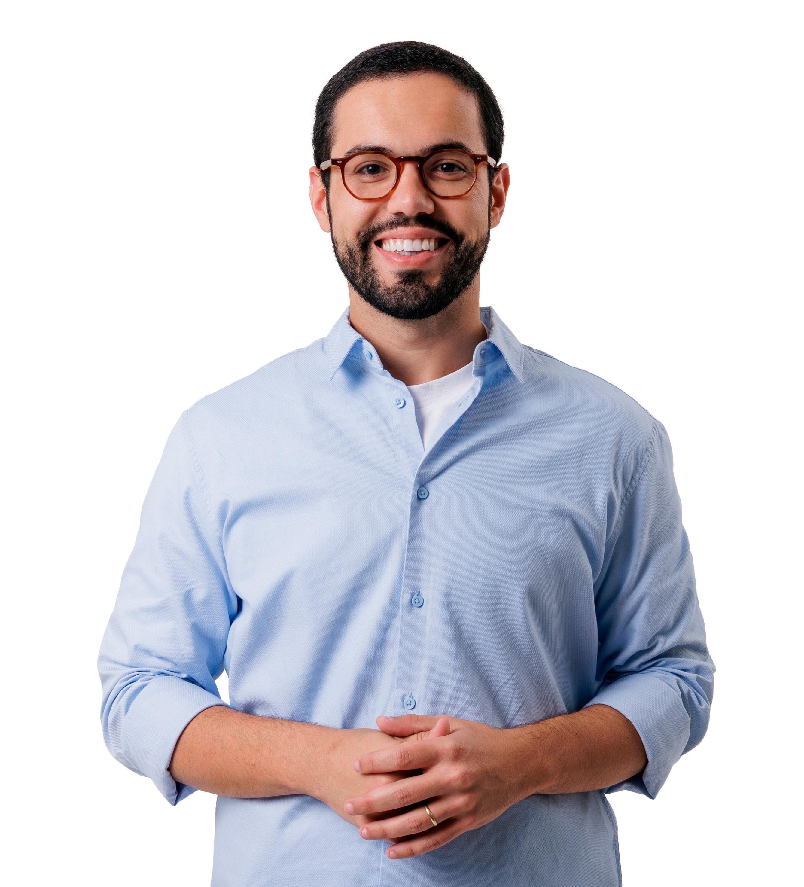 Pedro Duarte sorrindo, com camisa azul-clara, sobre fundo branco